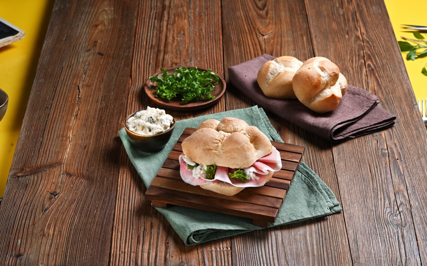 Микетта с варёной ветчиной, Горгонзолой и салатом