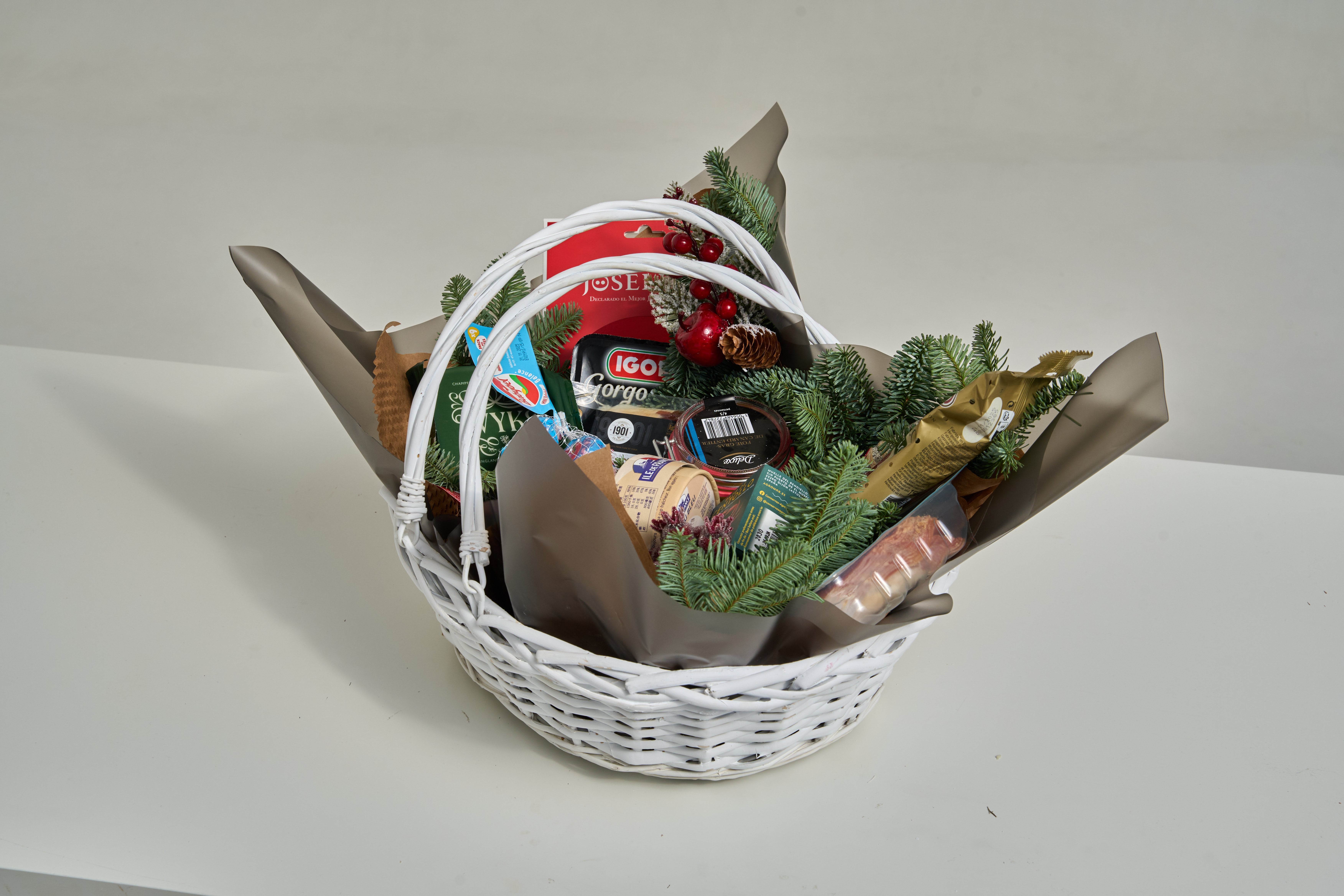 Подарочный набор в корзине