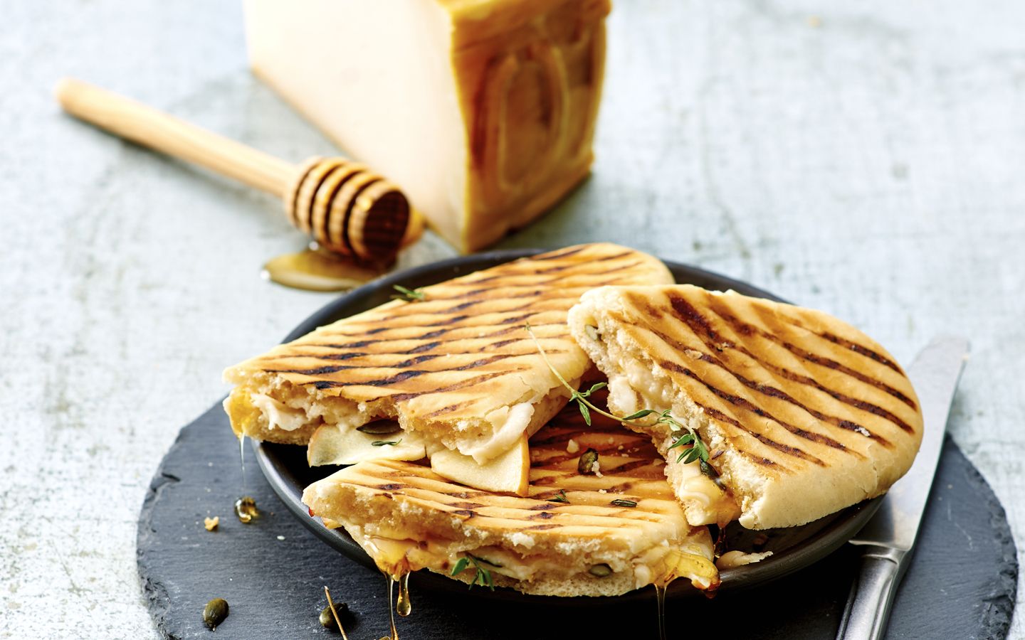 Сэндвич с медовым козьим сыром и яблоком