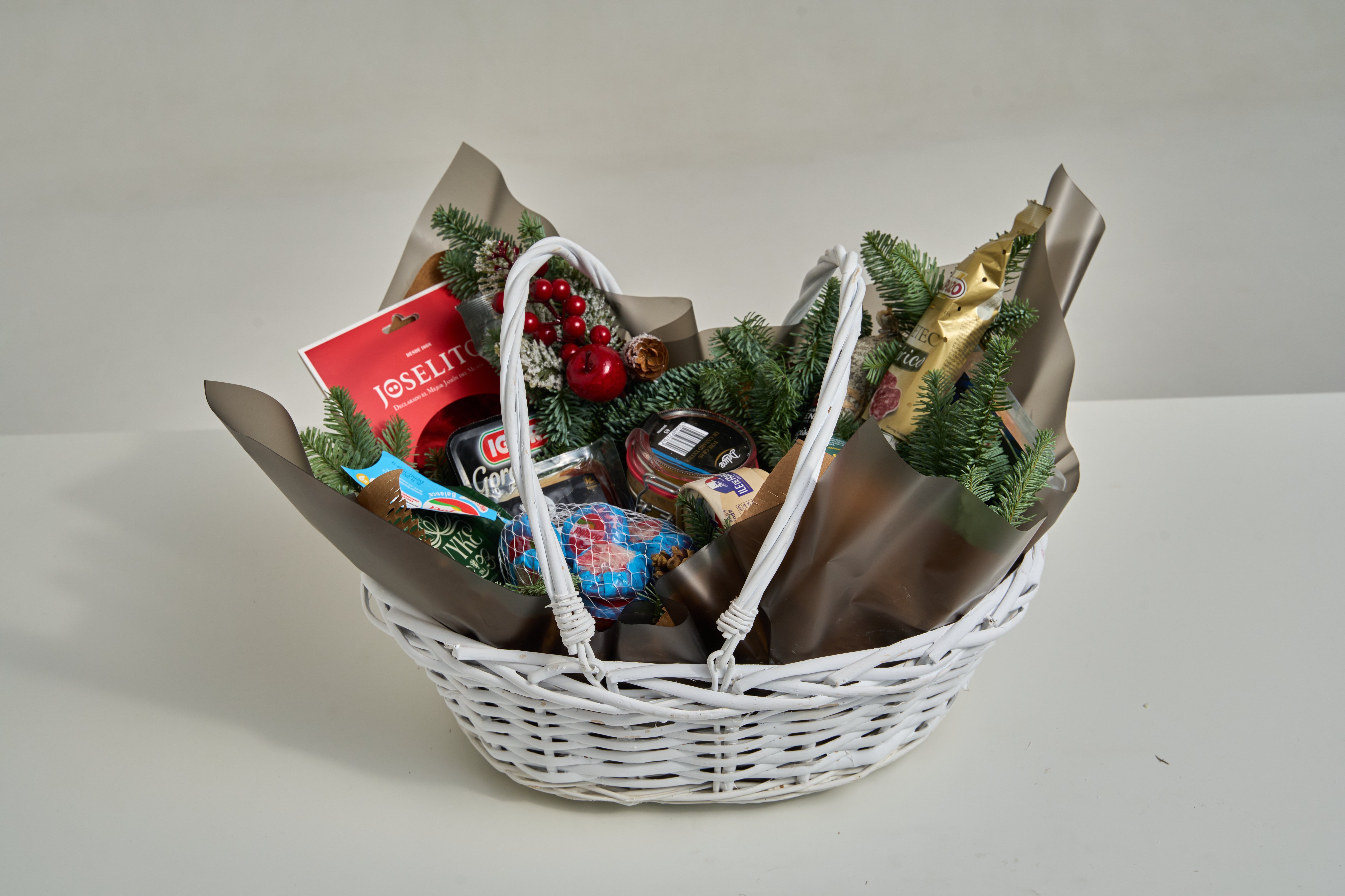 Подарочный набор в корзине